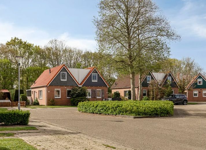 Gezellige woonkamer in Vakantiewoning Oostkapelle, Walcheren, met comfortabele zitruimte en moderne keuken, op slechts 800 m van het strand.