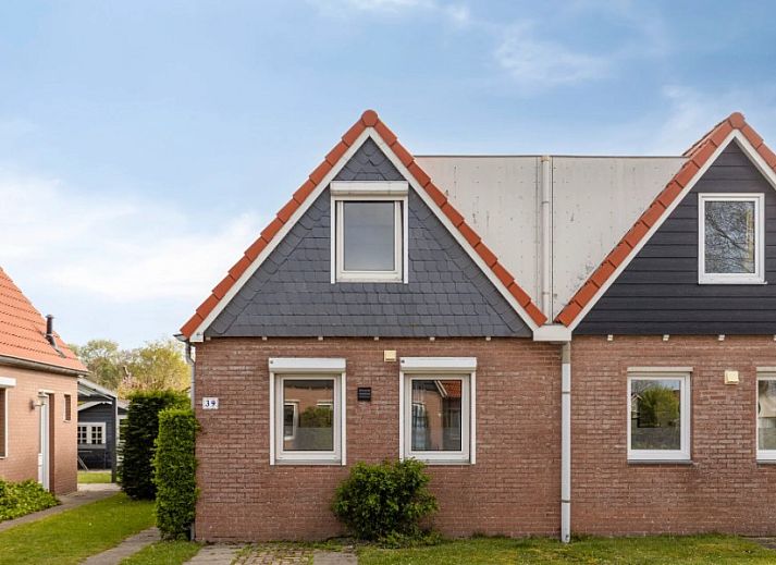 Gezellige woonkamer in Vakantiewoning Oostkapelle, Walcheren, met comfortabele zitruimte en moderne keuken, op slechts 800 m van het strand.