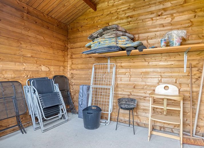 Gezellige woonkamer in Vakantiewoning Oostkapelle, Walcheren, met comfortabele zitruimte en moderne keuken, op slechts 800 m van het strand.