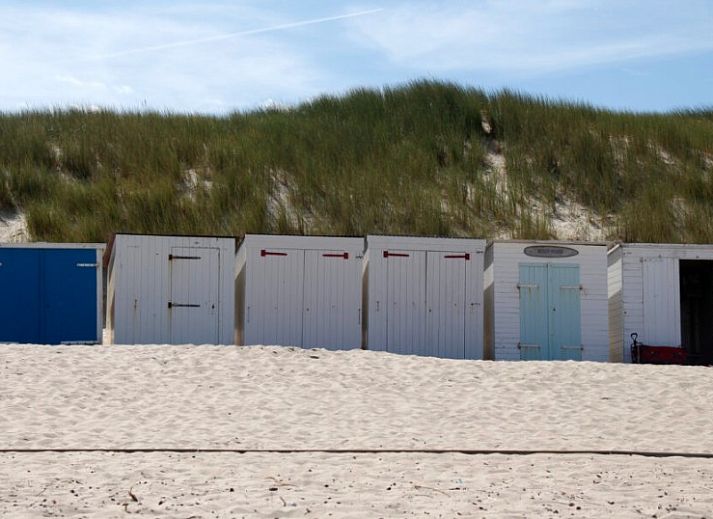Gezellige woonkamer in Vakantiewoning Oostkapelle, Walcheren, met comfortabele zitruimte en moderne keuken, op slechts 800 m van het strand.