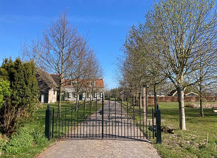 Huisje in Oostkapelle omringd door bomen in Walcheren, Zeeland.