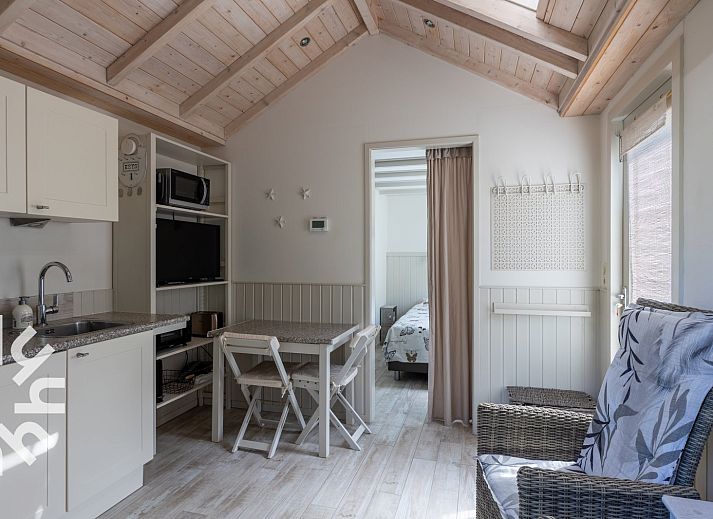 Veranda van vakantiehuis ZE1148 in Oostkapelle, Walcheren, omgeven door groen en rust.