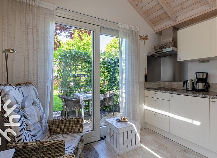Veranda van vakantiehuis ZE1148 in Oostkapelle, Walcheren, omgeven door groen en rust.