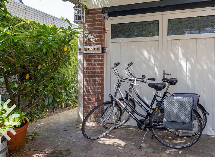 Strand nabij vakantiehuis ZE1148 in Oostkapelle, Walcheren, met kleurrijke strandhuisjes.
