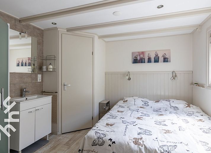 Ingang van vakantiehuis ZE1148 in Oostkapelle, Walcheren, met groene omheining en decoratie.