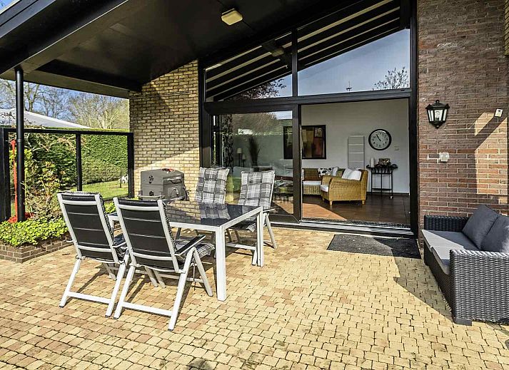 Veranda des Ferienhauses ZE1298 in Oostkapelle mit bequemen Sitzgelegenheiten.