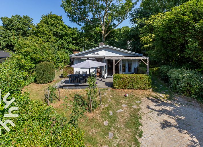 Modern bathroom with shower in vacation home ZE721, Oostkapelle, Walcheren.