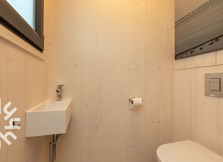 Modern bathroom with shower in vacation home ZE721, Oostkapelle, Walcheren.