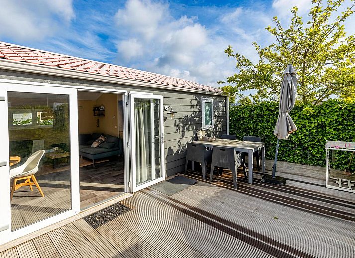 VZ878 Ferienchalet in Oostkapelle mit sonniger Terrasse und gruener Umgebung auf Walcheren, Zeeland.