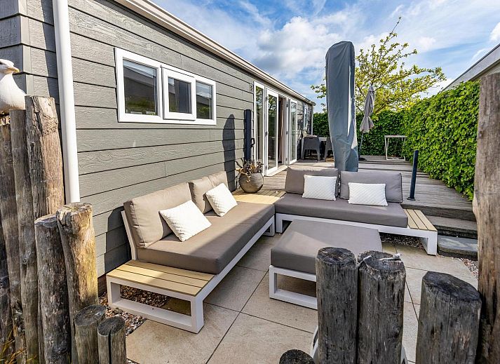 VZ878 Ferienchalet in Oostkapelle mit sonniger Terrasse und gruener Umgebung auf Walcheren, Zeeland.