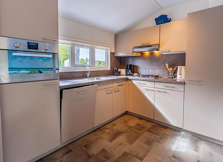 Die geraeumige Terrasse des Ferienhauses VZ878 in Oostkapelle ist ideal fuer Mahlzeiten im Freien in Zeeland.