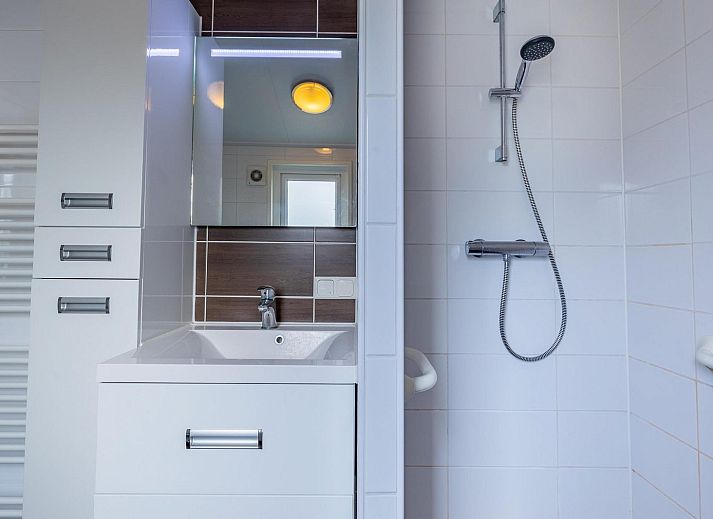 Bequeme Sitzgelegenheiten auf der Terrasse des Ferienchalets VZ878 in Oostkapelle, Zeeland.