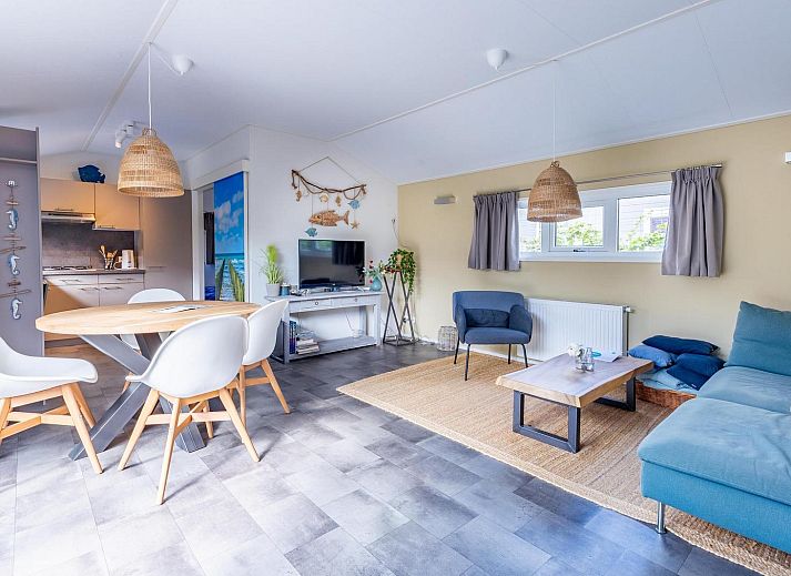 Bequeme Sitzgelegenheiten auf der Terrasse des Ferienchalets VZ878 in Oostkapelle, Zeeland.