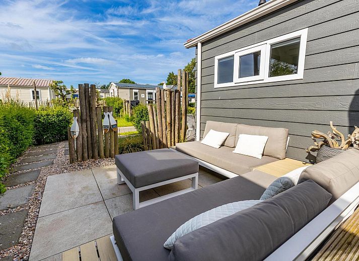 Bequeme Sitzgelegenheiten auf der Terrasse des Ferienchalets VZ878 in Oostkapelle, Zeeland.