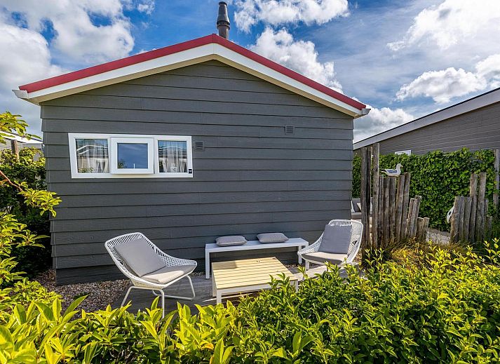 Bequeme Sitzgelegenheiten auf der Terrasse des Ferienchalets VZ878 in Oostkapelle, Zeeland.
