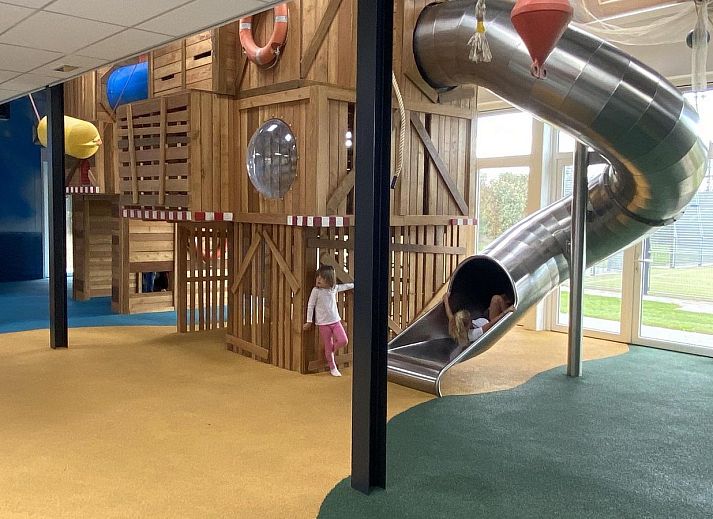 Die stilvolle Aussenlounge des Chalets VZ878 in Oostkapelle ist ideal zum Entspannen.