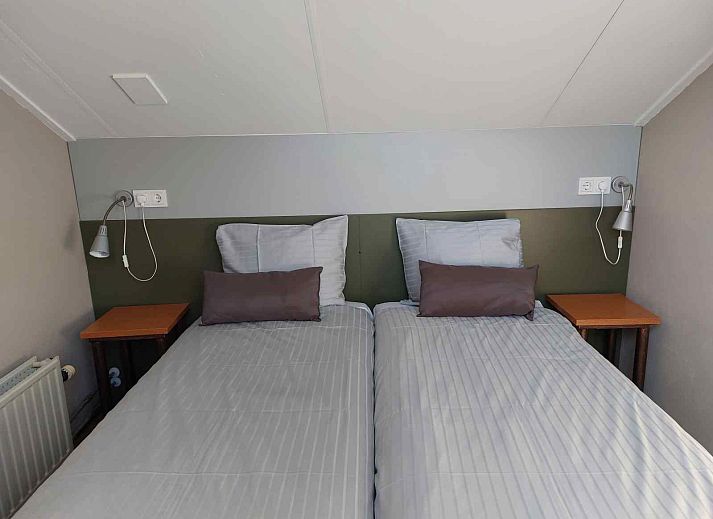 Ferienhaus ZE321 in Oostkapelle, Walcheren mit gruenem Garten und sonniger Veranda.