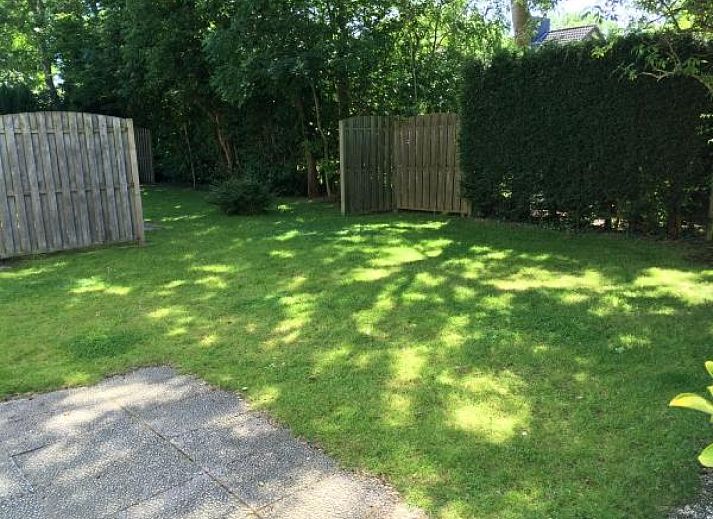Gemuetliches Wohnzimmer im Ferienhaus ZE321, Oostkapelle, Walcheren, mit Blick auf den Garten.