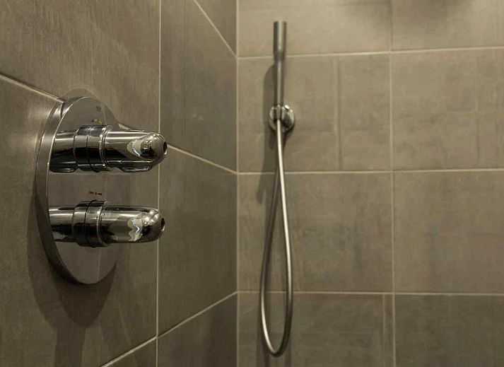 Gemuetliches Wohnzimmer im Ferienhaus ZE321, Oostkapelle, Walcheren, mit Blick auf den Garten.