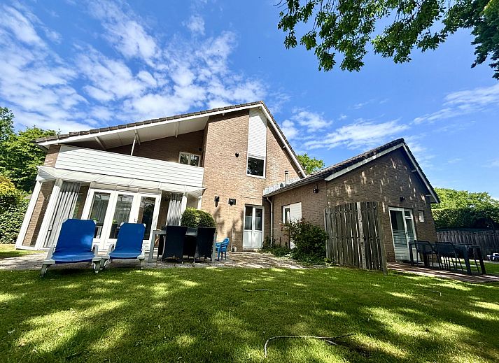 Cozy conservatory in Apartment Boszicht 1, Oostkapelle, Walcheren, overlooking the garden.