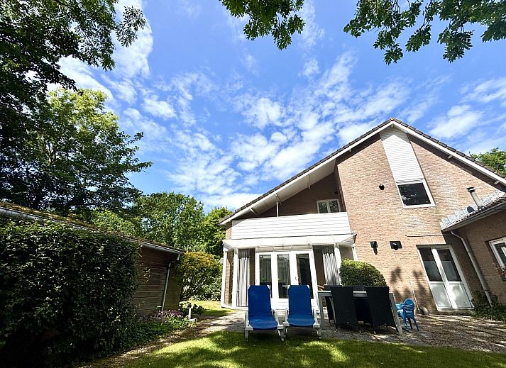 Cozy conservatory in Apartment Boszicht 1, Oostkapelle, Walcheren, overlooking the garden.