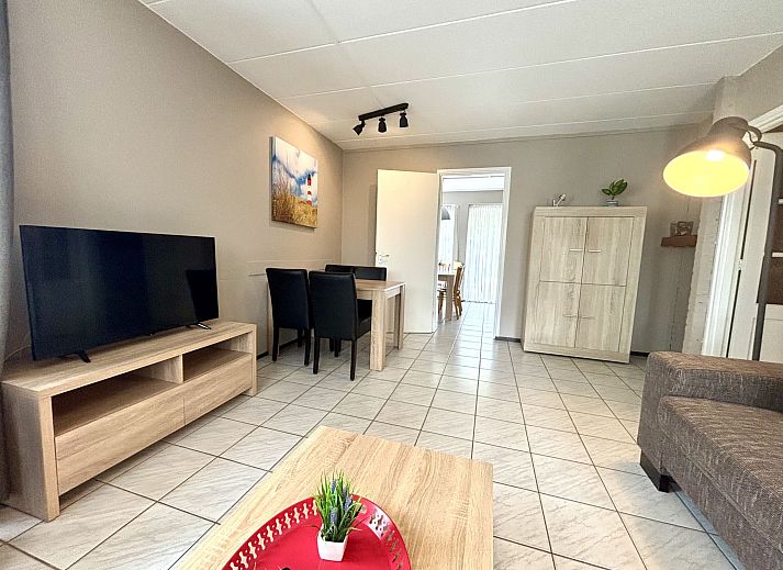 Bedroom with two beds in Apartment Boszicht 1, Oostkapelle, Walcheren, with access to the garden.