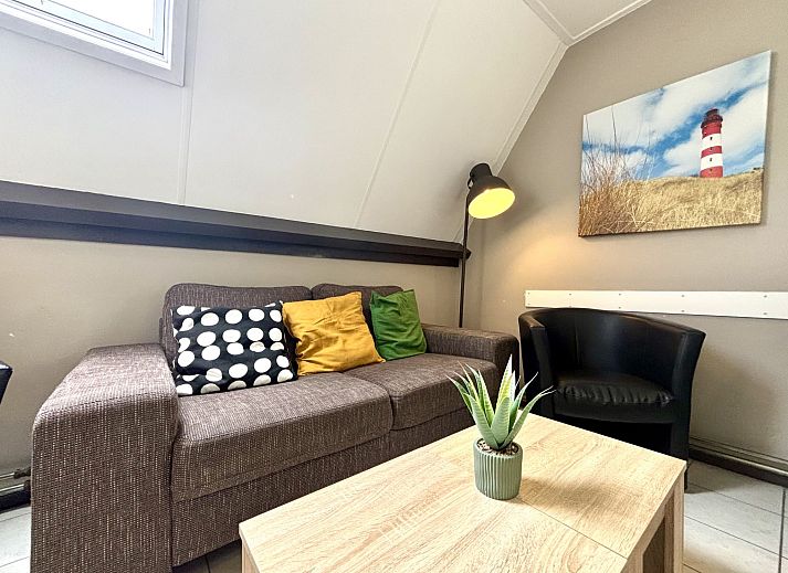 Gezellige eetruimte in Appartement Boszicht 3 in Oostkapelle, Walcheren, Zeeland met uitzicht op natuur.