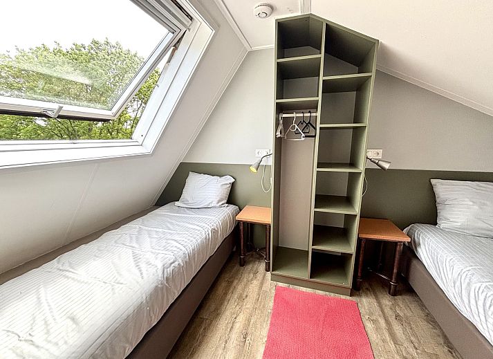 Gezellige eetruimte in Appartement Boszicht 3 in Oostkapelle, Walcheren, Zeeland met uitzicht op natuur.