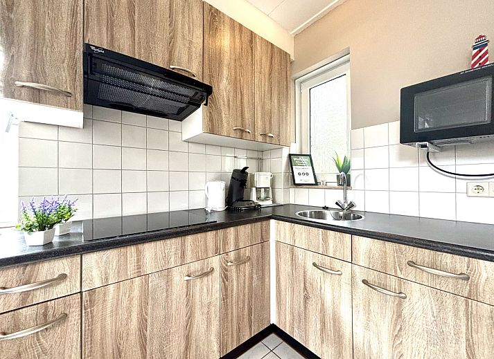 Gezellige eetruimte in Appartement Boszicht 3 in Oostkapelle, Walcheren, Zeeland met uitzicht op natuur.