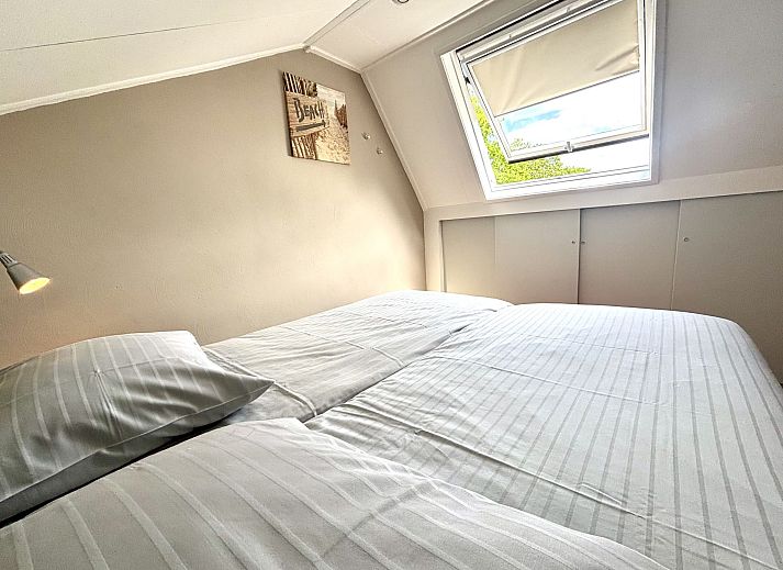 Gezellige eetruimte in Appartement Boszicht 3 in Oostkapelle, Walcheren, Zeeland met uitzicht op natuur.