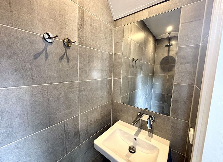 Comfortabele zithoek in Appartement Boszicht 3, Oostkapelle, Walcheren, Zeeland met moderne inrichting.