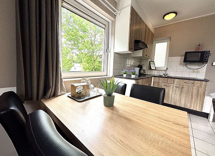 Slaapkamer met twee bedden in Appartement Boszicht 3, Oostkapelle, Walcheren, Zeeland biedt rust en comfort.