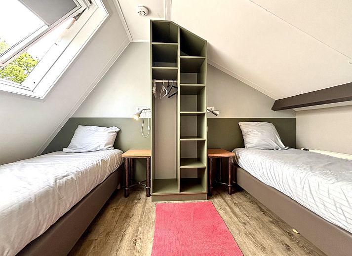 Slaapkamer met twee bedden in Appartement Boszicht 3, Oostkapelle, Walcheren, Zeeland biedt rust en comfort.