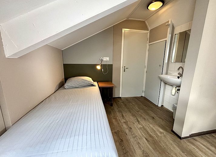 Slaapkamer met twee bedden in Appartement Boszicht 3, Oostkapelle, Walcheren, Zeeland biedt rust en comfort.