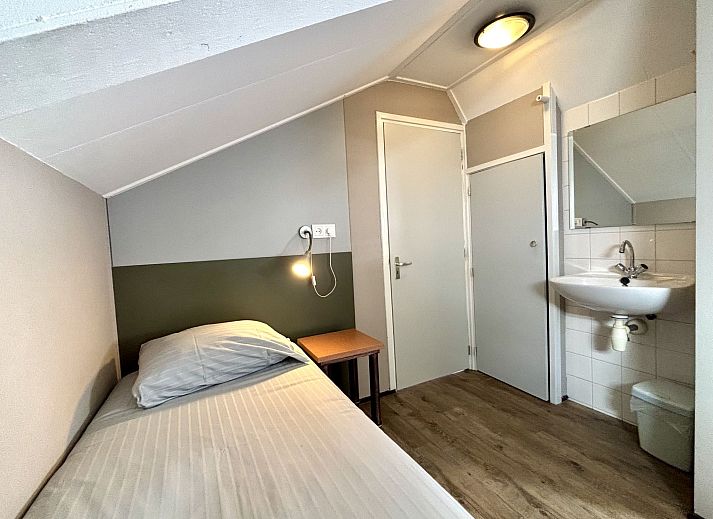 Slaapkamer met twee bedden in Appartement Boszicht 3, Oostkapelle, Walcheren, Zeeland biedt rust en comfort.