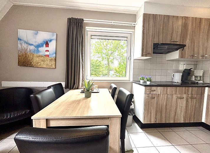 Volledig uitgeruste keuken in Appartement Boszicht 3, Oostkapelle, Walcheren, Zeeland met moderne apparatuur.