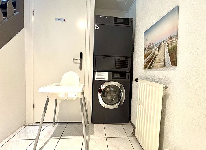 Ruime slaapkamer in Appartement Boszicht 3, Oostkapelle, Walcheren, Zeeland met veel natuurlijk licht.