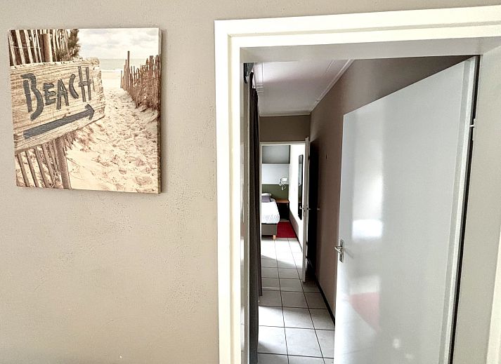 Vooraanzicht van Vakantiehuis Boszicht 2 in Oostkapelle, Walcheren, met groene omgeving.