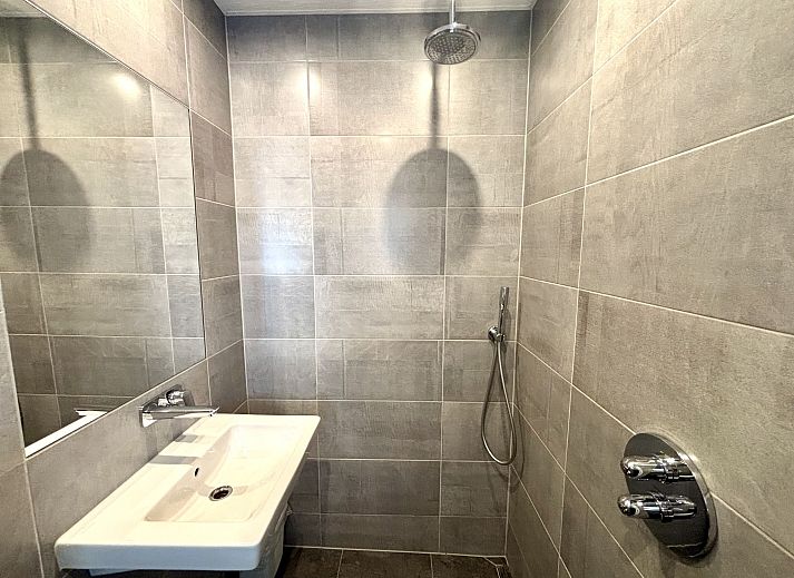 Gezellig balkon bij Vakantiehuis Boszicht 2 in Oostkapelle, Walcheren met uitzicht op de natuur.