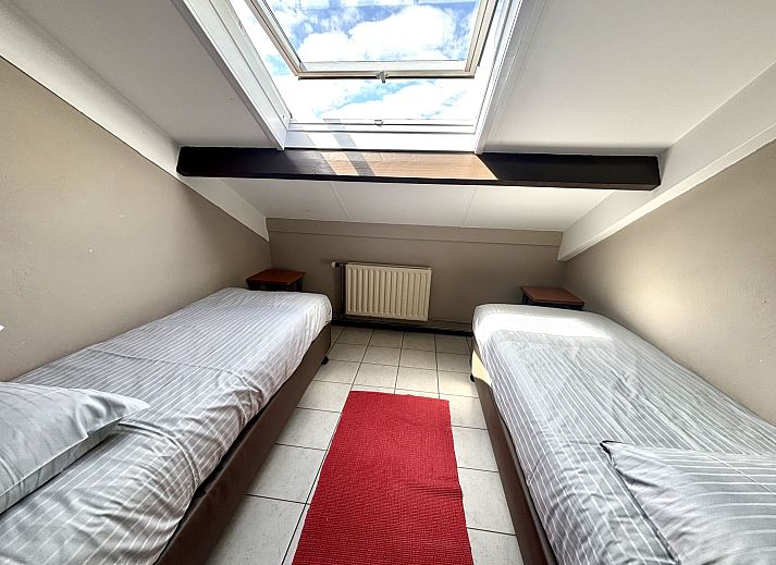 Gezellige woonkamer in Appartement Boszicht 4, Oostkapelle, Walcheren, Zeeland met comfortabele zithoek.