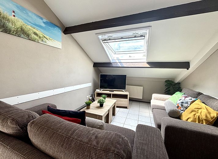 Balkon van Appartement Boszicht 4 in Oostkapelle, Walcheren, Zeeland met uitzicht op groene tuin.