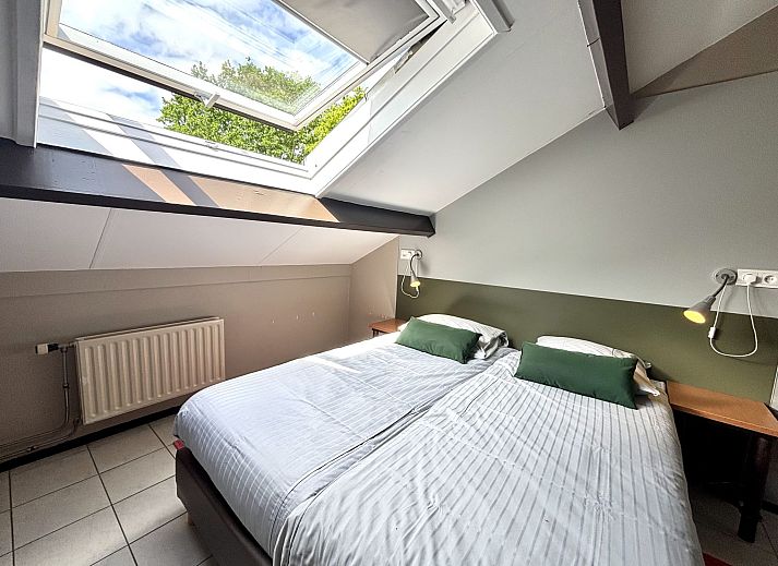 Ruime tuin bij Appartement Boszicht 4, Oostkapelle, Walcheren, Zeeland met terras en ligstoelen.