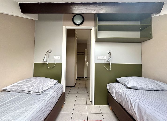 Ruime tuin bij Appartement Boszicht 4, Oostkapelle, Walcheren, Zeeland met terras en ligstoelen.