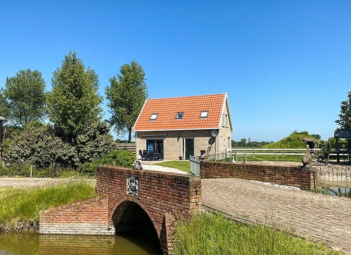 Vakantiehuisje in Oostkapelle met charmante stenen brug, gelegen in Walcheren, Zeeland.