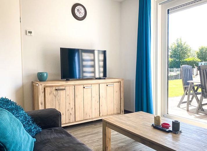 Terras van Vakantiehuisje in Oostkapelle, Walcheren, met moderne tuinmeubelen in Zeeland.