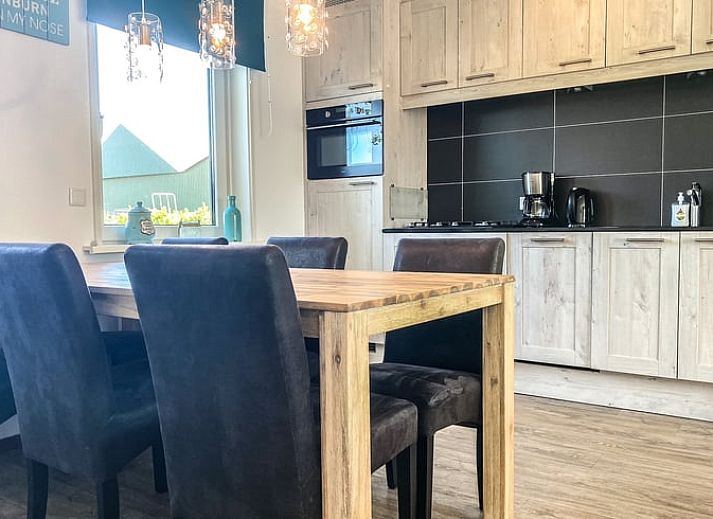 Terras van Vakantiehuisje in Oostkapelle, Walcheren, met moderne tuinmeubelen in Zeeland.