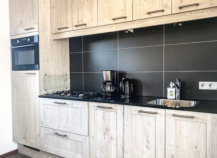 Terras van Vakantiehuisje in Oostkapelle, Walcheren, met moderne tuinmeubelen in Zeeland.