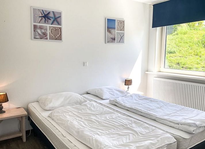 Terras van Vakantiehuisje in Oostkapelle, Walcheren, met moderne tuinmeubelen in Zeeland.