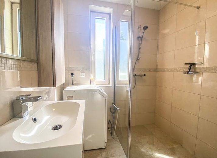 Gezellige woonkamer van Vakantiehuisje in Oostkapelle, Walcheren, met comfortabele zithoek.