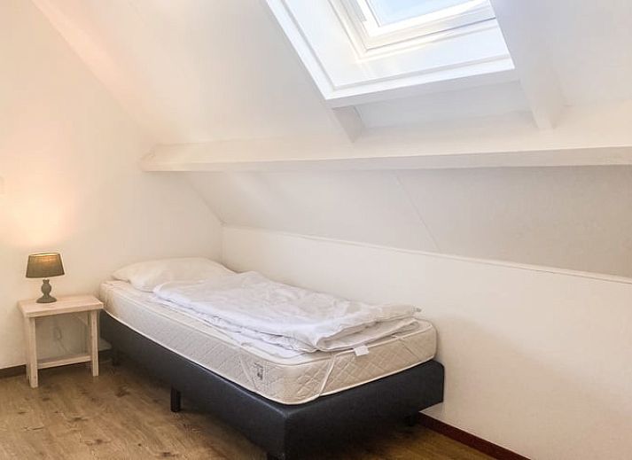 Eethoek in Vakantiehuisje in Oostkapelle, Walcheren, met uitzicht op de tuin in Zeeland.